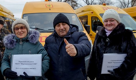 35 новых автобусов поехали в сельские школы 
